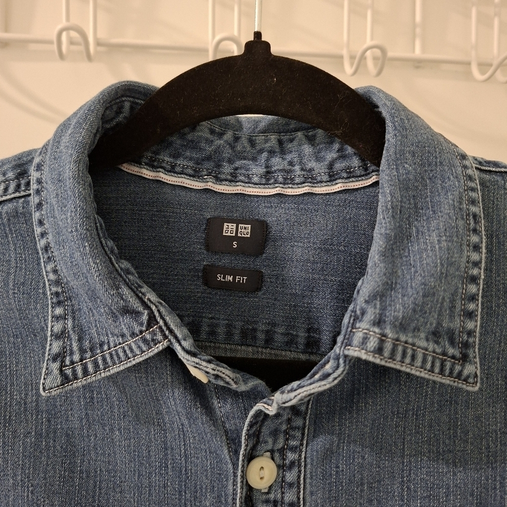 Uniqlo Men's Blue Denim Patch Pocket Button-Up Shirt (Size S; Slim Fit) - Picture 2 of 7